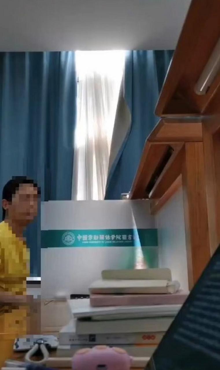高校回应男生在图书馆对女生不雅表白